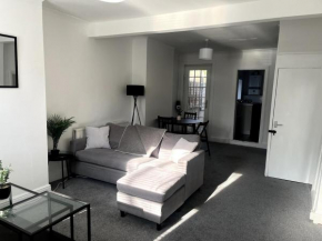 Cosy 2-Bed Home - Central Location Near Town & Train Station